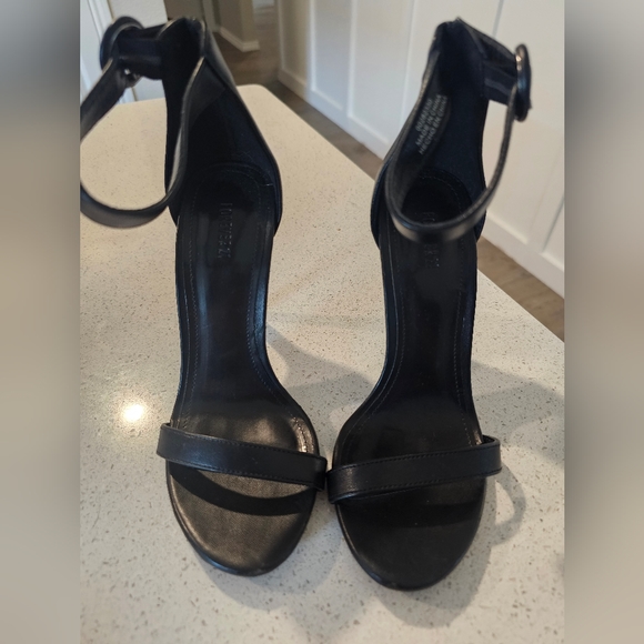 Black Strappy Heels Forever 21 - Picture 3 of 5